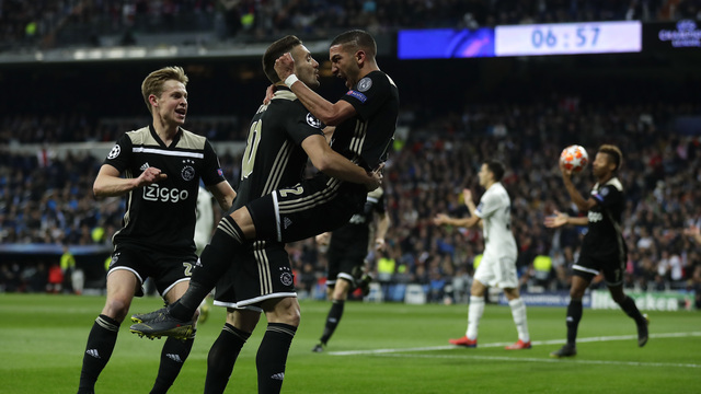 Ajax'a bir tebrik de ezeli rakibinden!