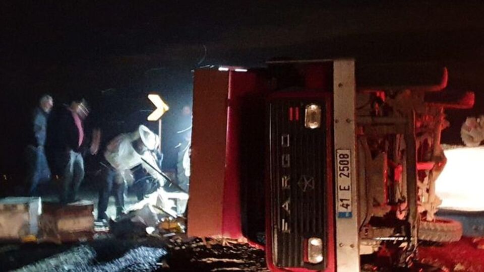 Arı kovanı yüklü kamyonet devrildi, binlerce arı panik yarattı!