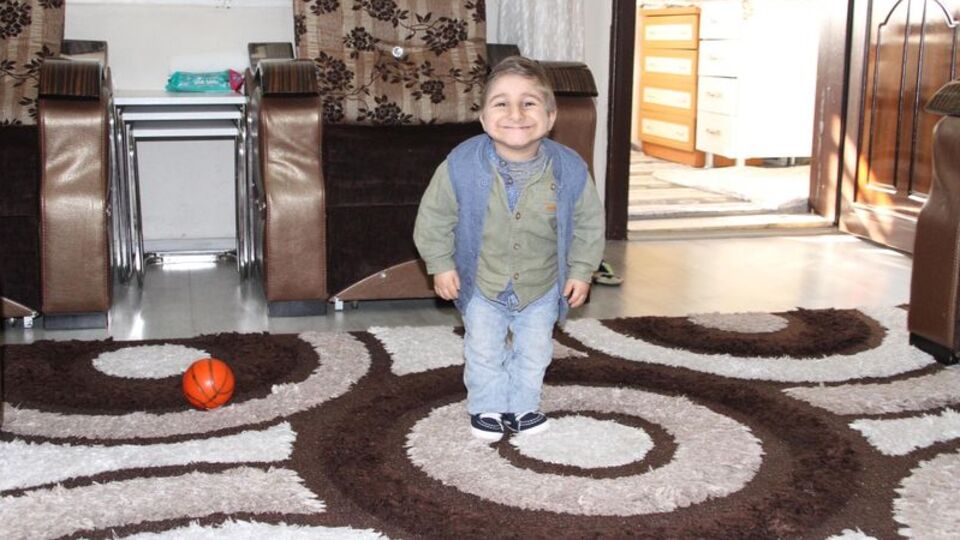 8 yaşında 9 aylık bebek kıyafetleri giyiyor!