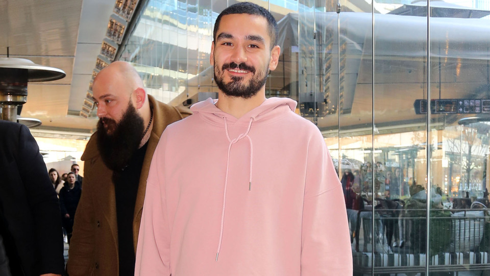 Ünlü futbolcuya yoğun ilgi