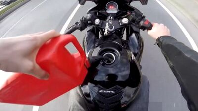 Motosikletli maganda yakalandı