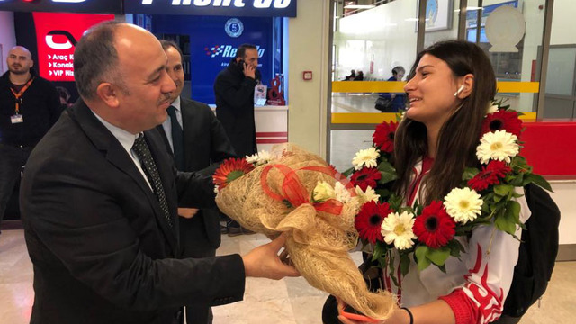 Nisanur'a havaalanında çiçeklerle karşılandı