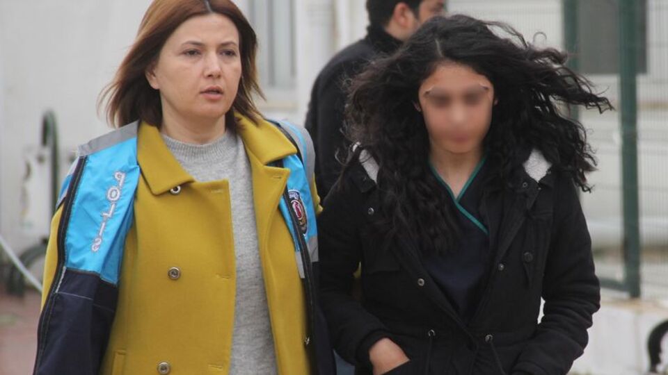 Acilde liseli kızdan neşterli dehşet