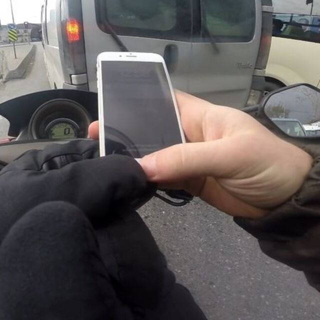 Telefonla oynayan motosikletli kaza yaptı, kendisiyle dalga geçti