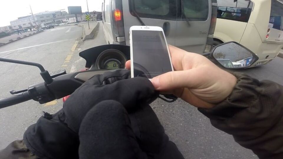 Telefonla oynayan motosikletli kaza yaptı, kendisiyle dalga geçti