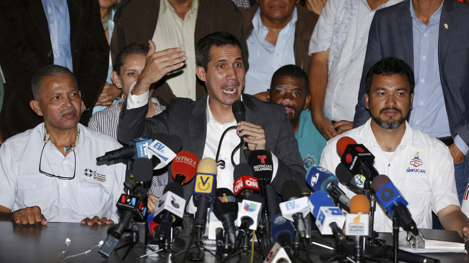 Maduro 'istenmeyen adam' ilan etti, Guaido 'yetkisi yok' dedi!
