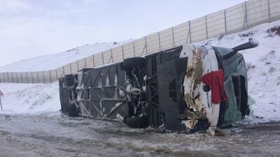 Sivas'ta yolcu otobüsü devrildi