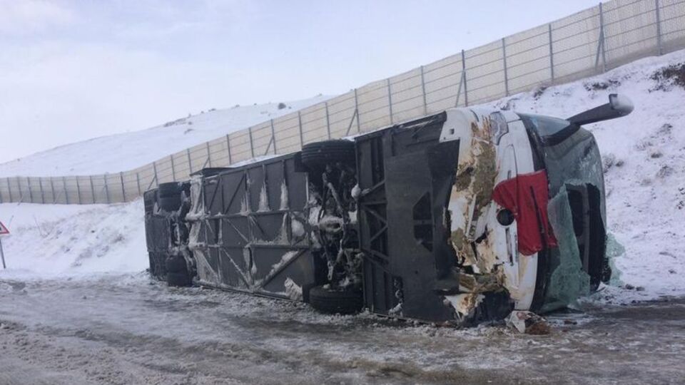 Sivas'ta yolcu otobüsü devrildi