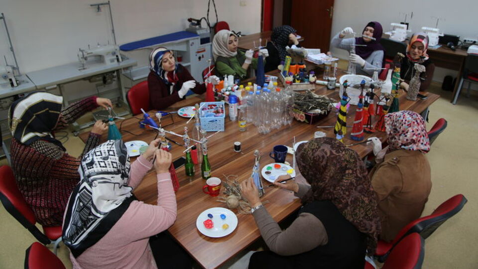 Atık malzemeler kadınların ellerinde sanata dönüşüyor