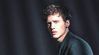 Ünlü şarkıcı Edis: Yeter ki aşısız olmasın aşk!