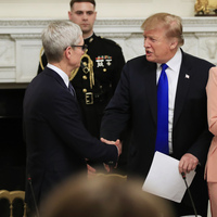 Trump, Apple CEO'suna Tim Apple diye seslendi!