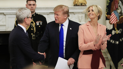 Trump, Apple CEO'suna Tim Apple diye seslendi!