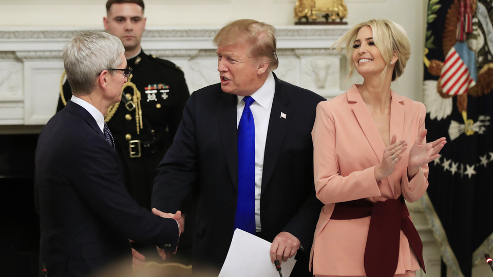 Trump, Apple CEO'suna Tim Apple diye seslendi!