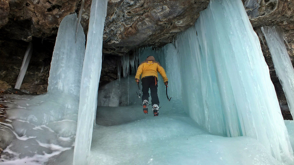 Yer Van! Buz tutan şelaleye asılıp kaldılar