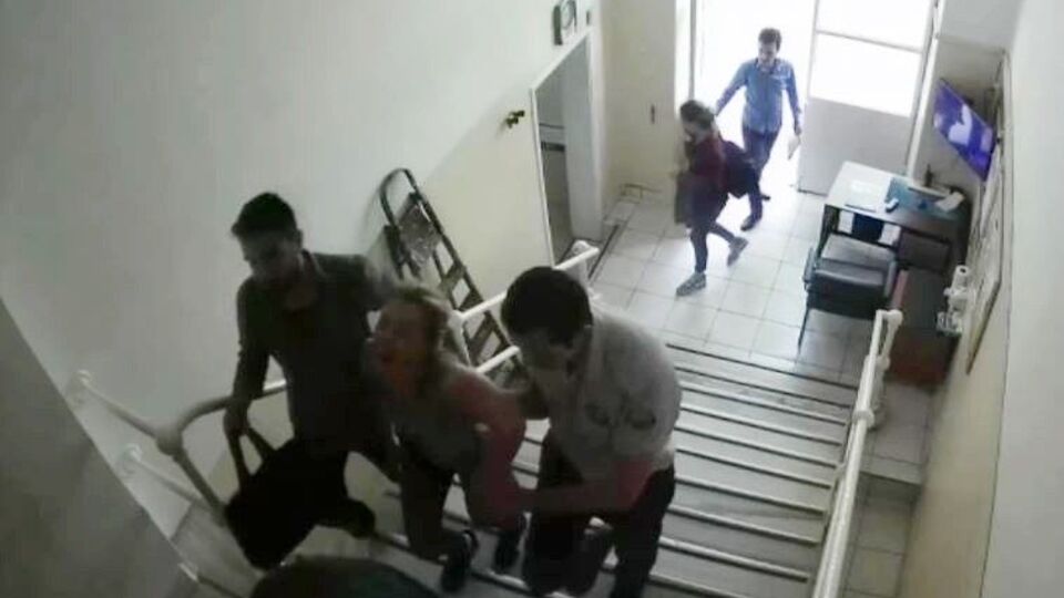 Yarı baygın haldeki kadına dayak iddiası!