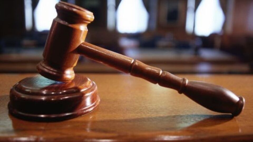 Eşini iç çamaşırlarıyla sokağa atan kocaya hapis cezası