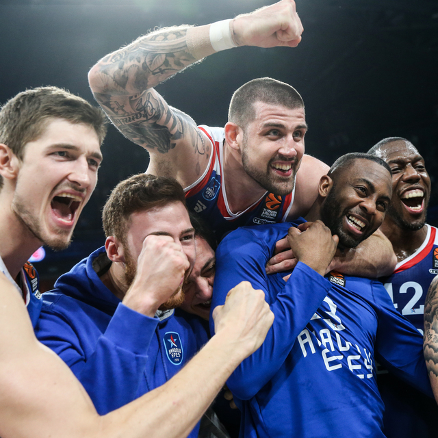 Anadolu Efes, Barça'yı farklı geçti!