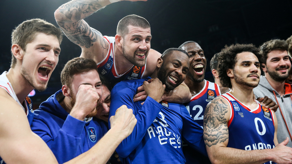 Anadolu Efes, Barça'yı farklı geçti!