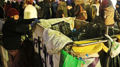 Kadınlar yürüdü, o izledi 'Çalışmak zorundayım' dedi