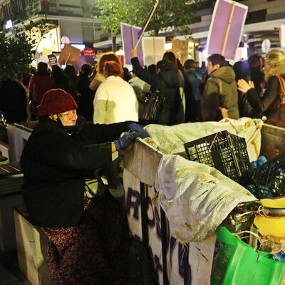 Kadınlar yürüdü, o izledi 'Çalışmak zorundayım' dedi