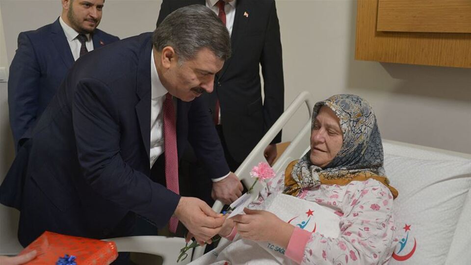 Sağlık Bakanı Koca: 635 ambulanstan 4 bin 910 ambulansa çıktık