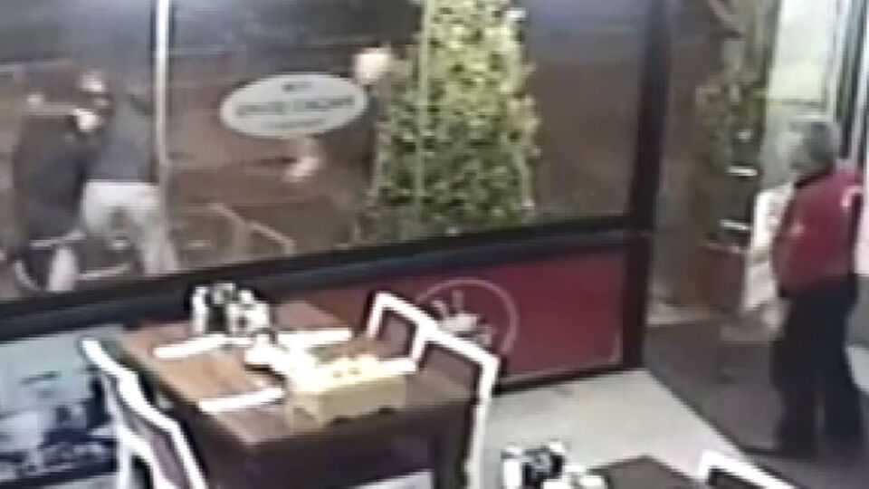 Okul müdürü ile yardımcısı yumruk yumruğa kavga etti!