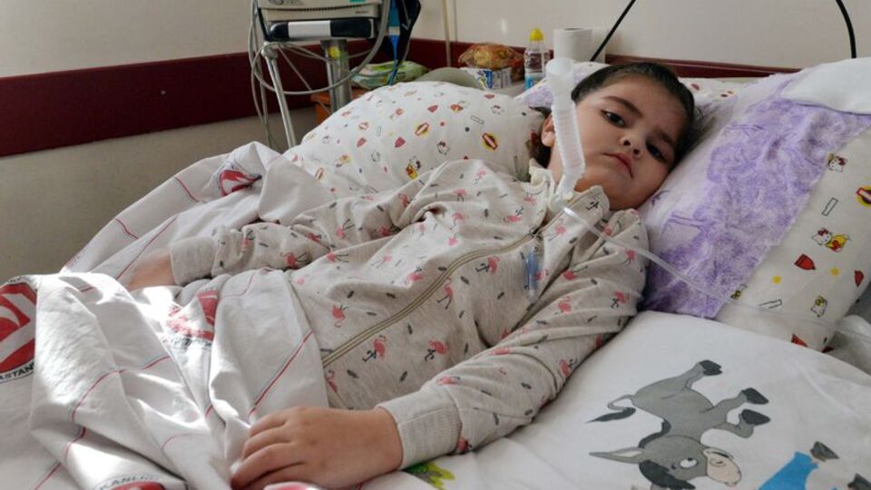 Grip virüsü küçük Esin'i felç etti