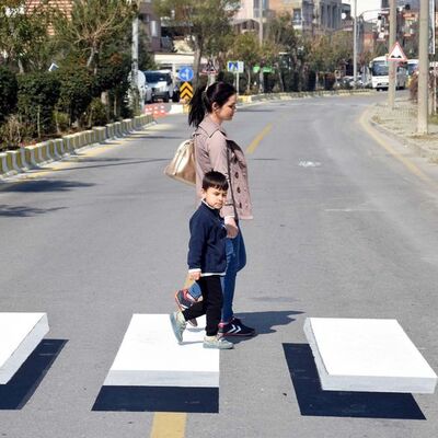 Durmamak imkansız! Sürücüler bariyer sanıp yavaşlıyor ama...