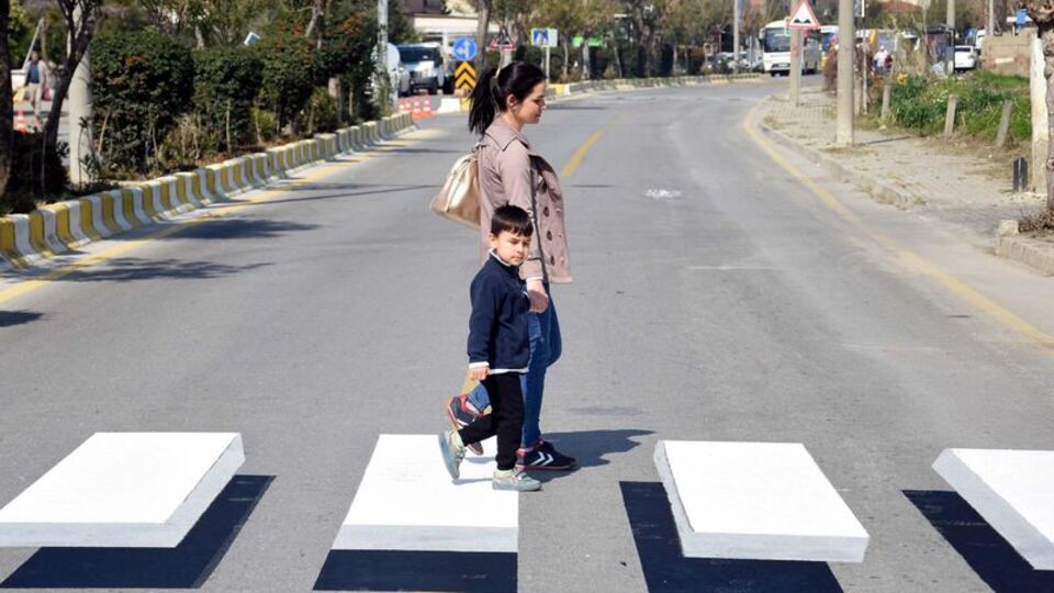 Durmamak imkansız! Sürücüler bariyer sanıp yavaşlıyor ama...