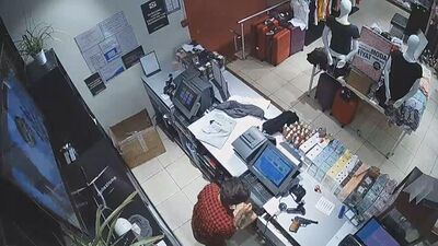 Silahlı soyguncu ne yaptıysa olmadı!