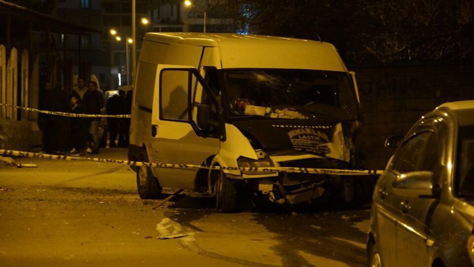 Babasına kızdı, trafikte arabayla terör estirdi