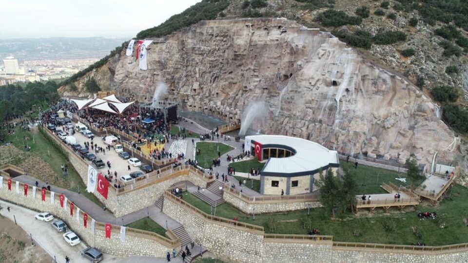 Türkiye'nin en büyük yapay şelalesi Denizli'de açıldı