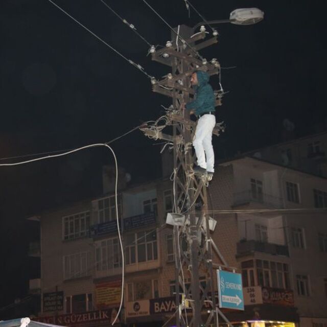 Çocuklarıyla görüşemedi elektrik direğine tırmandı