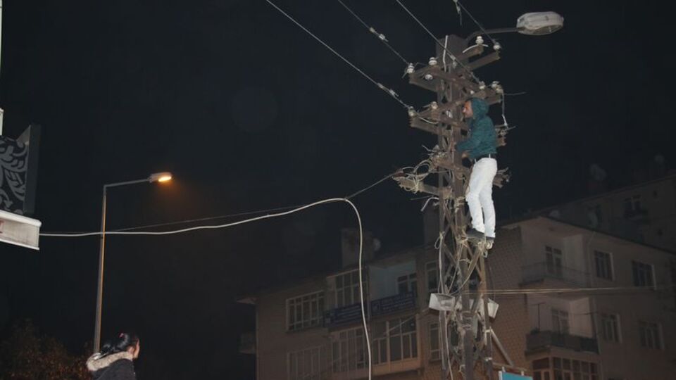 Çocuklarıyla görüşemedi elektrik direğine tırmandı