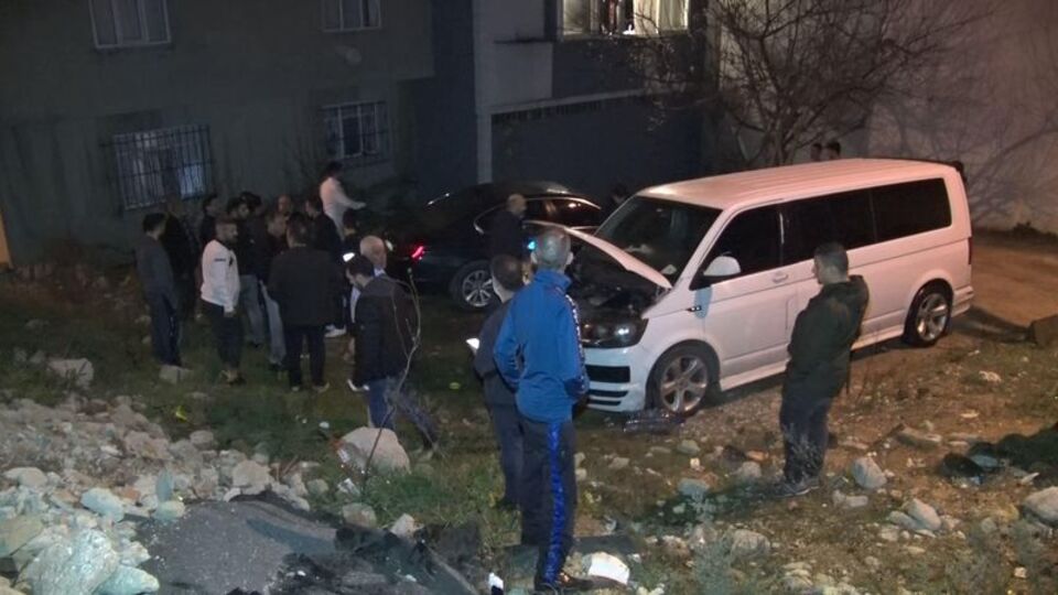 Başakşehir'de park halindeki iki araç yandı