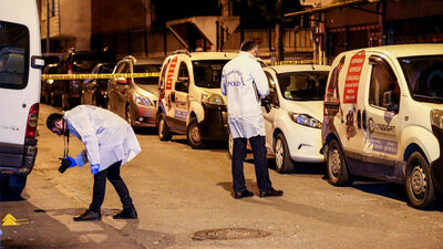 Bağcılar'da park halindeki 2 araç kurşunlandı