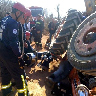 Akılalmaz kaza! Devrilen traktörün altında kaldı!
