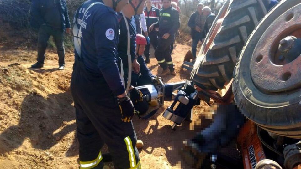 Akılalmaz kaza! Devrilen traktörün altında kaldı!