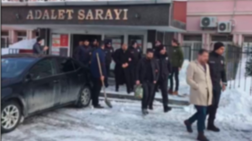 Bahis çetesini polis çaycı kılığında çökertti