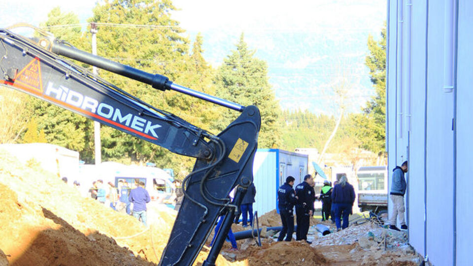 Göçük altında kalan işçi öldü