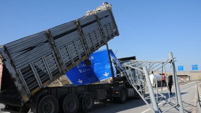 Damperi açılan kamyon yön levhasını söktü!