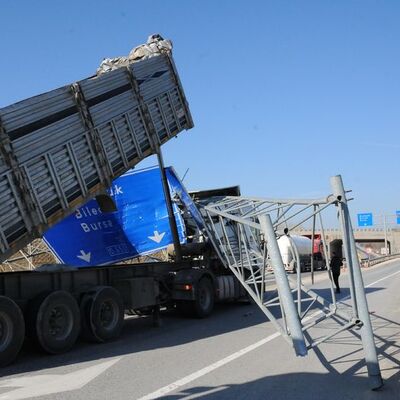 Damperi açılan kamyon yön levhasını söktü!