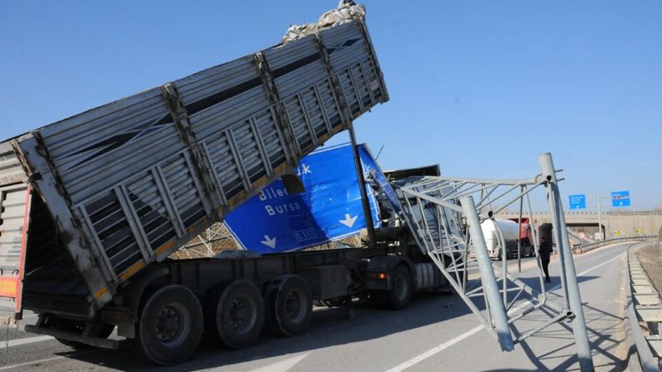 Damperi açılan kamyon yön levhasını söktü!