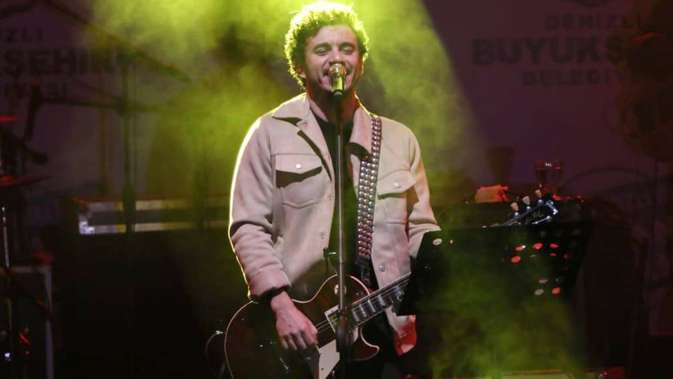 Ünlü sanatçı Denizlileri coşturdu