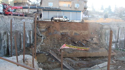 Şırnak'ta istinat duvarı çöktü! Binalar boşaltıldı