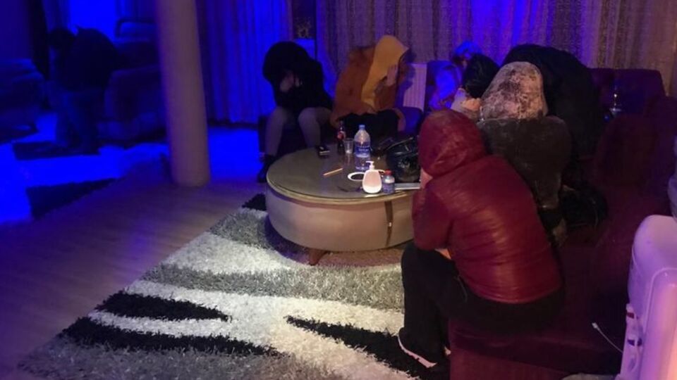 Her şey polisin içeri girmesiyle başladı! Spor salonuna baskın: 13 gözaltı!