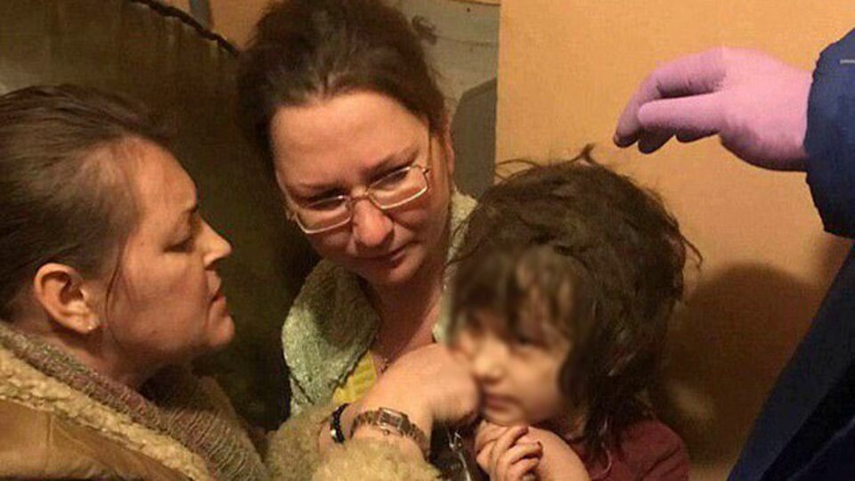 Vicdansız anne 5 yaşındaki çocuğu terk edilmiş eve kilitledi!