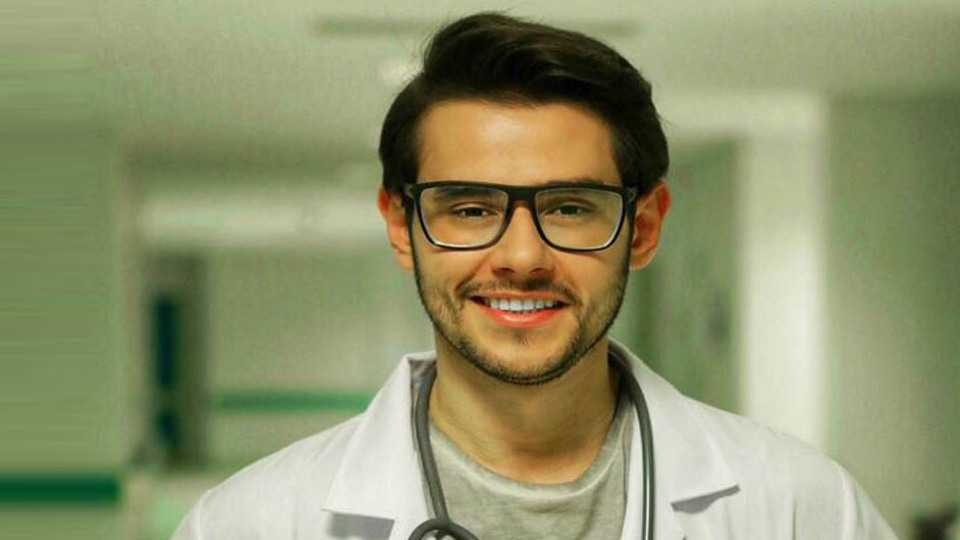 Cem Belevi doktor oldu