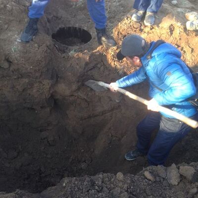 Tarlasını süren çiftçinin traktörüne takıldı