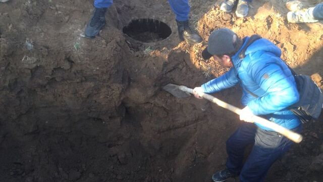 Tarlasını süren çiftçinin traktörüne takıldı